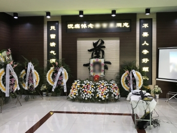 在殯儀館布置帶視頻播放的告別廳